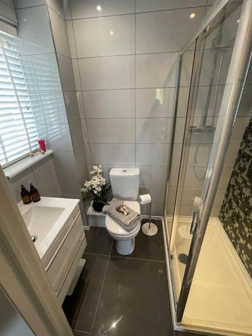 Home In Wirral - Peaceful Contemporary Gem. Экстерьер фото
